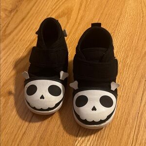 ikiki Skull Crossbones Pirate Squeaky Toddler Shoes | Black/White